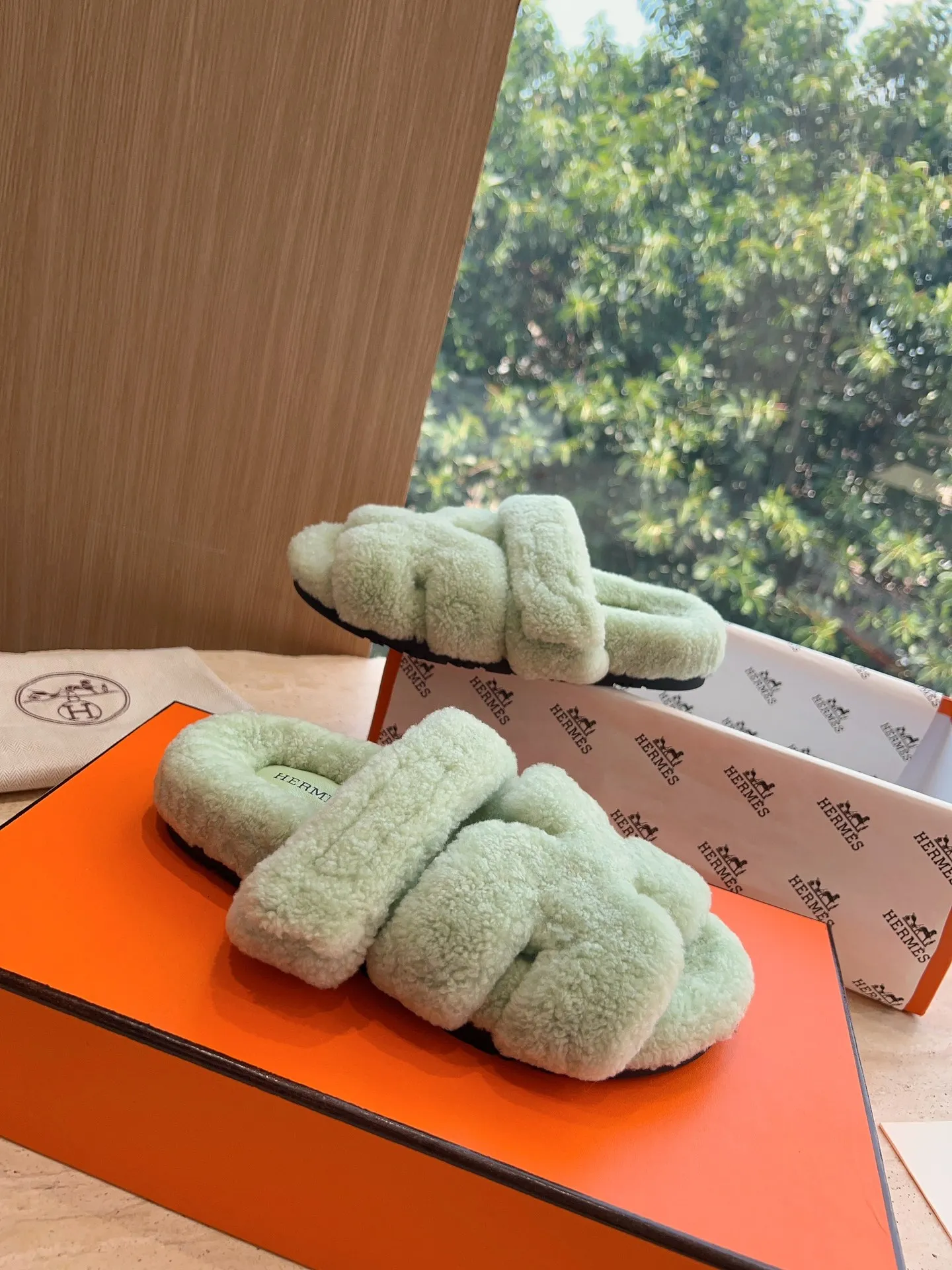 👟👟Ex-factory price 500👟👟 (Top version) Hermes Hermès Second Uncle Fur Slippers Can be made without standard: [Note: No standard needs to be customized] In 2024, the official website and Xiaohongshu will synchronize the latest color matching Hermès hot models, upgraded workmanship, high quality! Fashionable small wool H-slip autumn and winter style flat-soled wool mop. Fabric: Imported lamb's roll real wool. Lining: Imported lamb's roll real wool. Outsole: Genuine leather outsole. Size: 35-43, [Note: 41, 42, 43 customized]